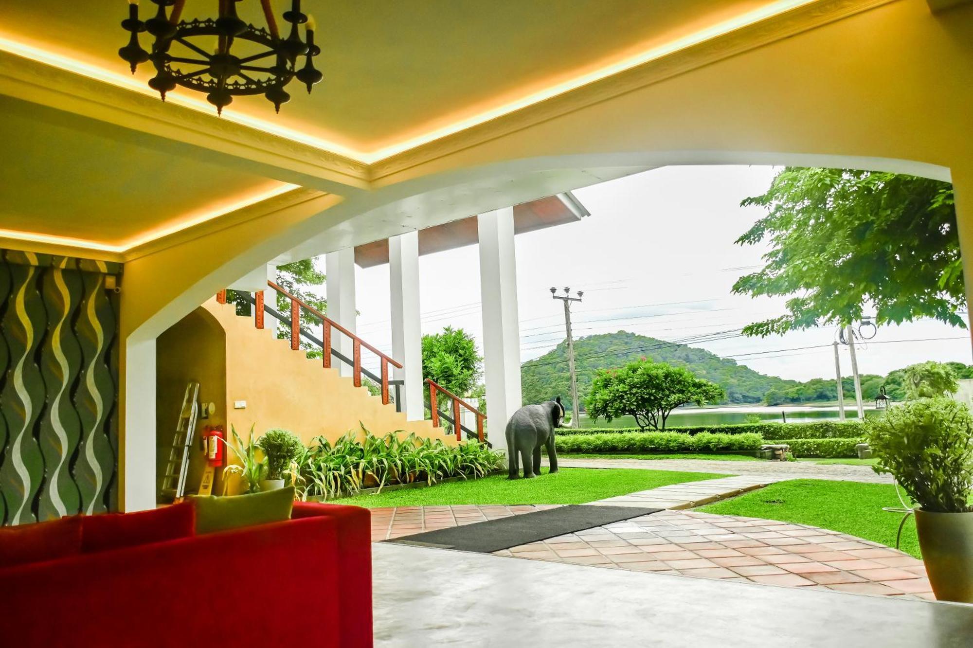 Agbo Hotel Polonnâruvâ Extérieur photo